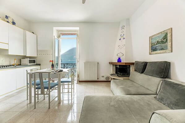 Departamento familiar, varias habitaciones, junto al lago (Bella Varenna) | Área de sala de estar | Chimenea 