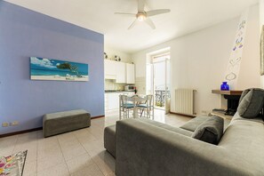 Familienapartment, Mehrere Schlafzimmer, Seeseite (Bella Varenna) | Wohnbereich