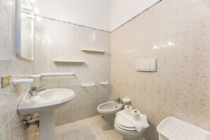 Departamento familiar, varias habitaciones, junto al lago (Bella Varenna) | Baño | Regadera, bidet, toallas, papel de baño 