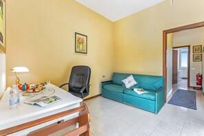 Familie appartement, meerdere slaapkamers, aan het meer (Bella Varenna) | Woonruimte | Een open haard