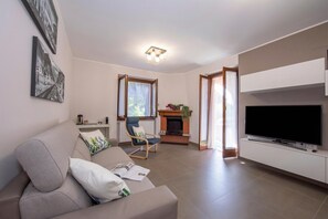 Family Apartment, Multiple Bedrooms (Menaggio Palphi) | Living area | 21-inch flat-screen TV with digital channels, TV - Menaggio Palphi (Menaggio)