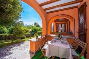 Familienapartment, Mehrere Schlafzimmer (Menaggio Palphi) | Speisen im Freien