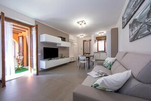 Een 21-inch flatscreentelevisie met digitale zenders en televisie