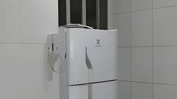 Refrigerador, microondas, licuadora y utensilios de cocina