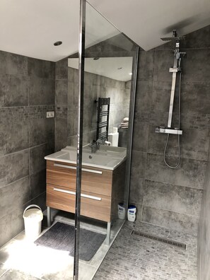 Douche, serviettes fournies, savon, papier toilette