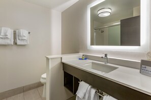 Articles de toilette gratuits, sèche-cheveux, serviettes fournies, savon
