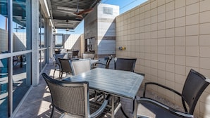 An outdoor patio area with tables and chairs, a covered seating area, and a view of the street. - Holiday Inn Express & Suites Phoenix Dwtn - State Capitol by IHG (Phoenix)
