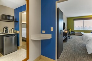 Desk, laptop workspace, blackout drapes, iron/ironing board - Holiday Inn Express & Suites Phoenix Dwtn - State Capitol by IHG (Phoenix)