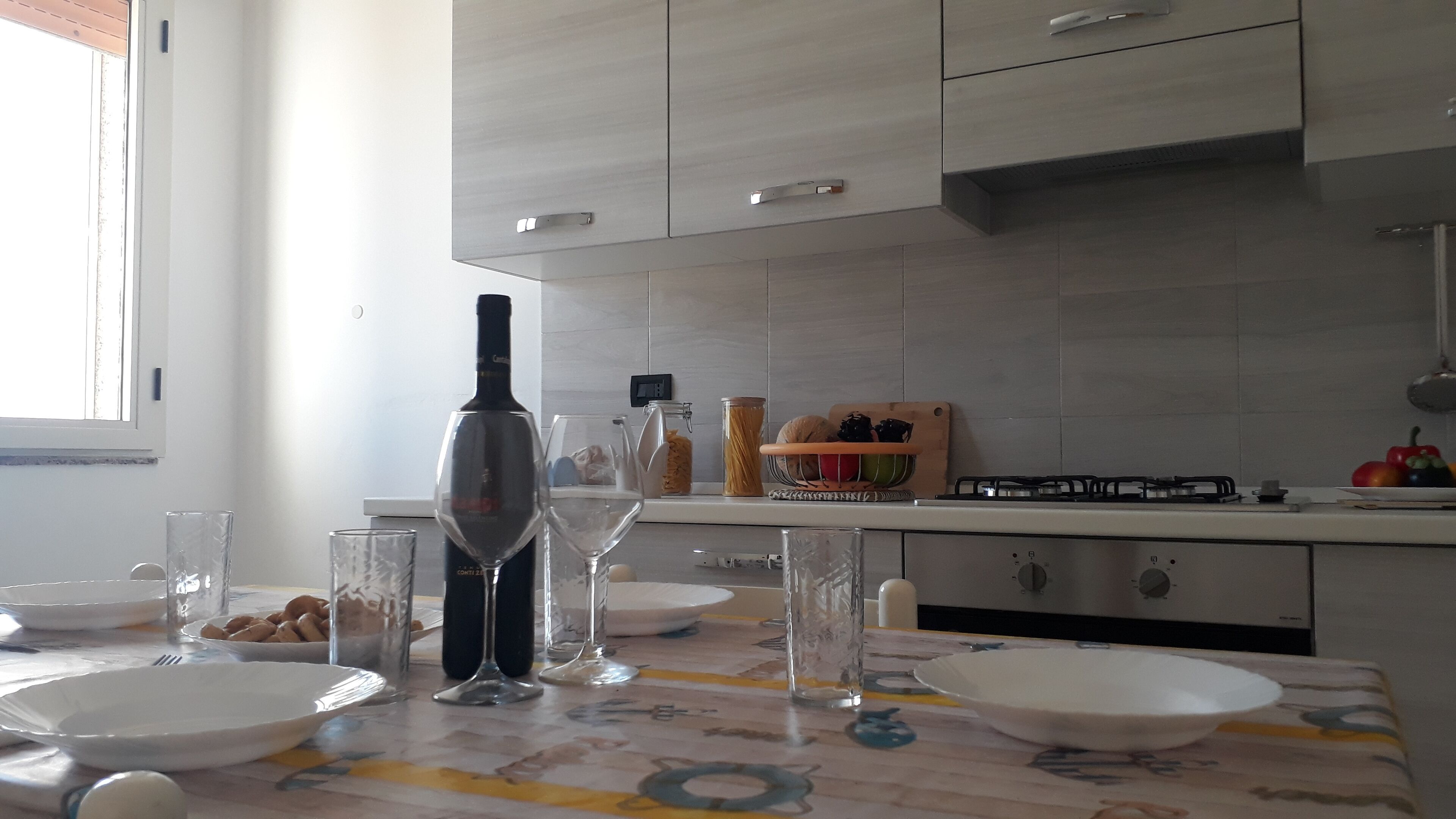 Een koelkast, een kookplaat, een koffiezetapparaat/waterkoker