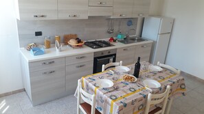 Geladeira, cooktop, cafeteira/chaleira
