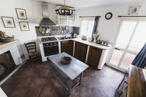 Frigorifero, forno, piano cottura, macchina per tè/caffè