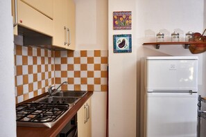 Kühlschrank, Ofen, Herdplatte, Wasserkocher mit Kaffee-/Teezubehör