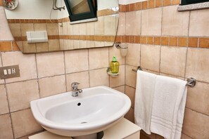 Dusche, Haartrockner, Bidet, Handtücher