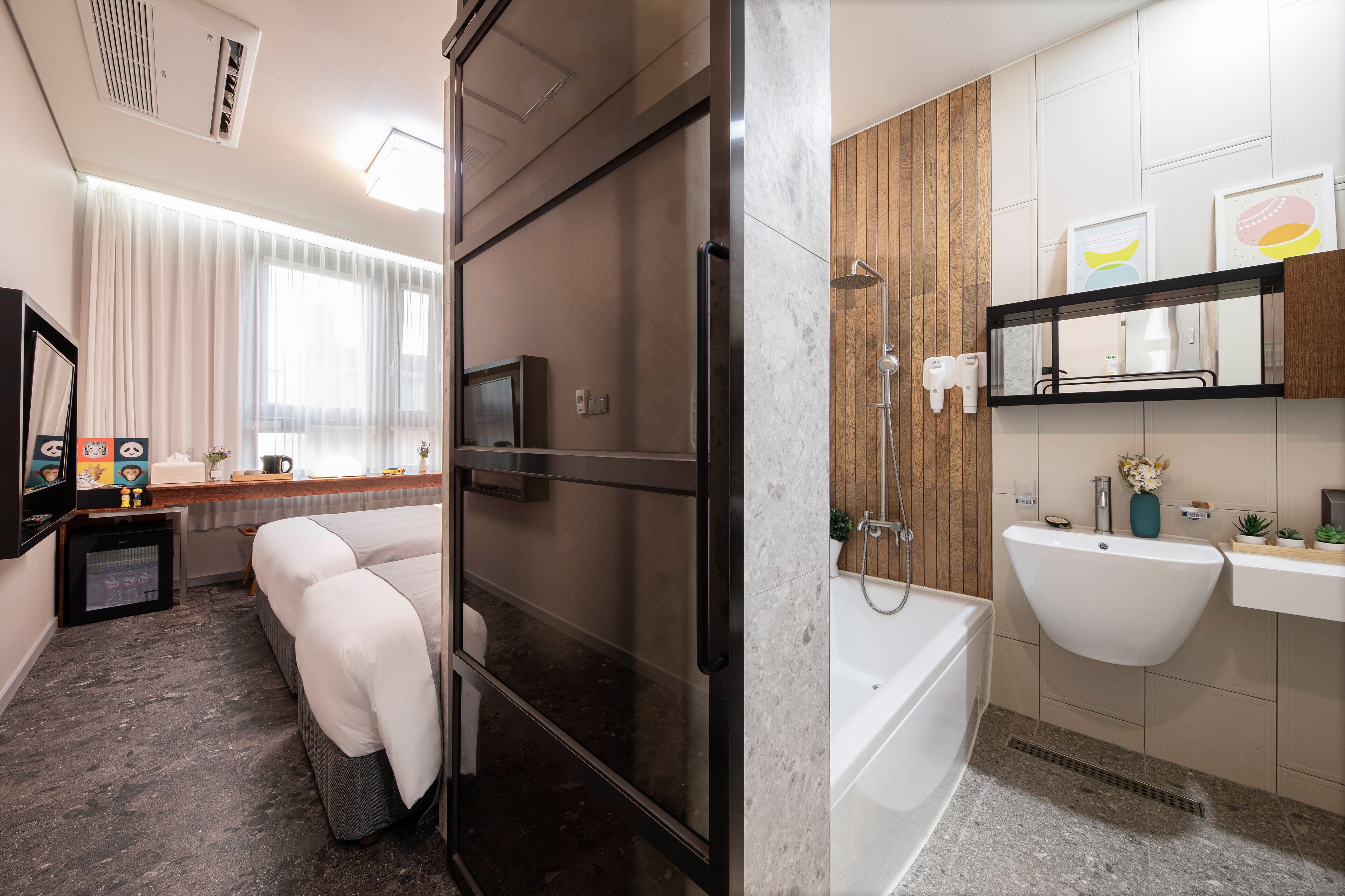 deluxe double room | bathroom | free toiletries, hair dryer, bathrobes, slippers
