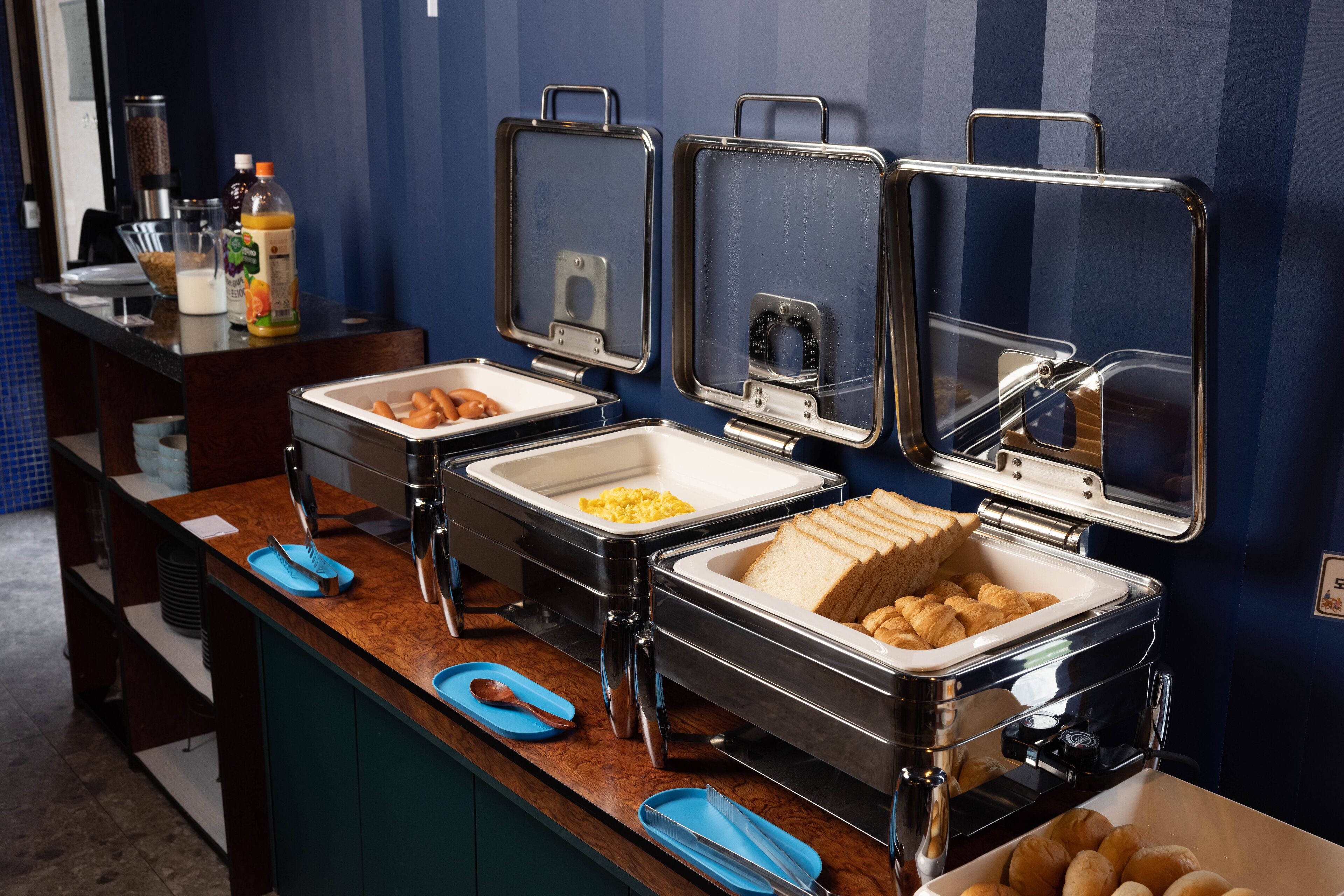 breakfast and lunch served, italian cuisine