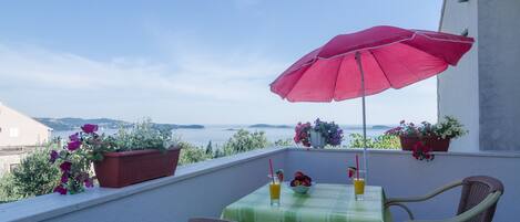 Kahden hengen huone (Double Room with Balcony and Sea View) | Parveke