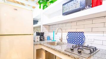 Fridge, microwave, oven, stovetop