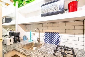 Réfrigérateur, micro-ondes, four, plaque de cuisson