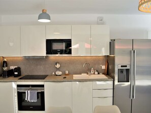 Réfrigérateur, micro-ondes, four, plaque de cuisson