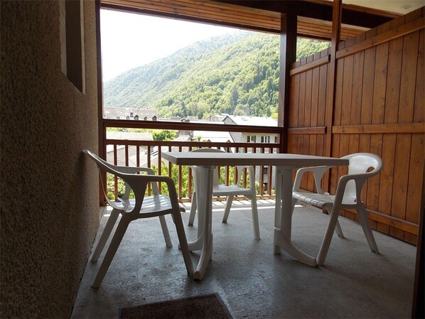 Outdoor dining - Calm south-facing studio with balcony and parking - Near spa and center (Bagnères-de-Luchon)