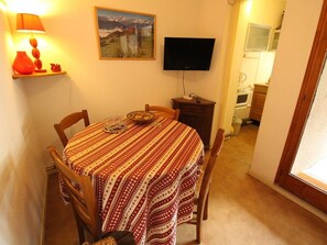 Dining - Calm south-facing studio with balcony and parking - Near spa and center (Bagnères-de-Luchon)