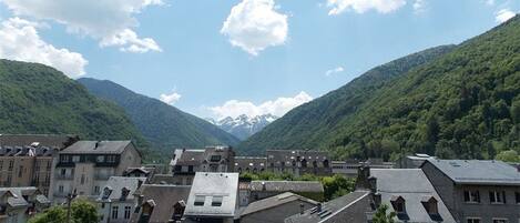 A town with buildings surrounded by mountains and a clear sky.
