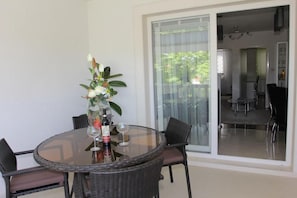 하우스 (Three Bedroom Holiday Home with Pool) | 테라스/파티오