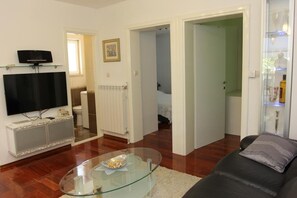 하우스 (Three Bedroom Holiday Home with Pool) | 거실