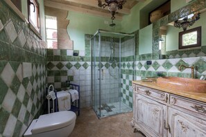 Combinazione doccia/vasca, asciugacapelli, bidet, asciugamani