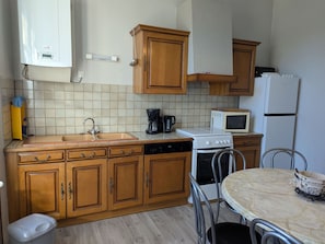 Fridge, microwave, oven, dishwasher - Charming 3-Bedroom Cottage in Verdant Futeau, Near Verdun and Châlons-en-Champagne (Futeau)