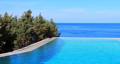 Exclusive clifftop villa in the heart of Gallura with infinity pool