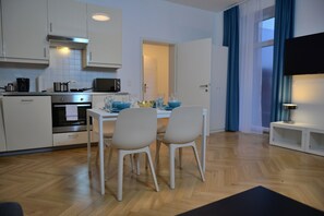51-inch TV with satellite channels - Jimmy's Apartments Suites (Vienna)