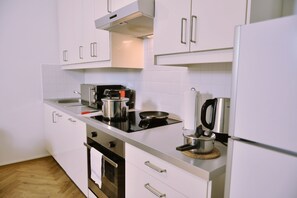 Großer Kühlschrank, Mikrowelle, Ofen, Herdplatte