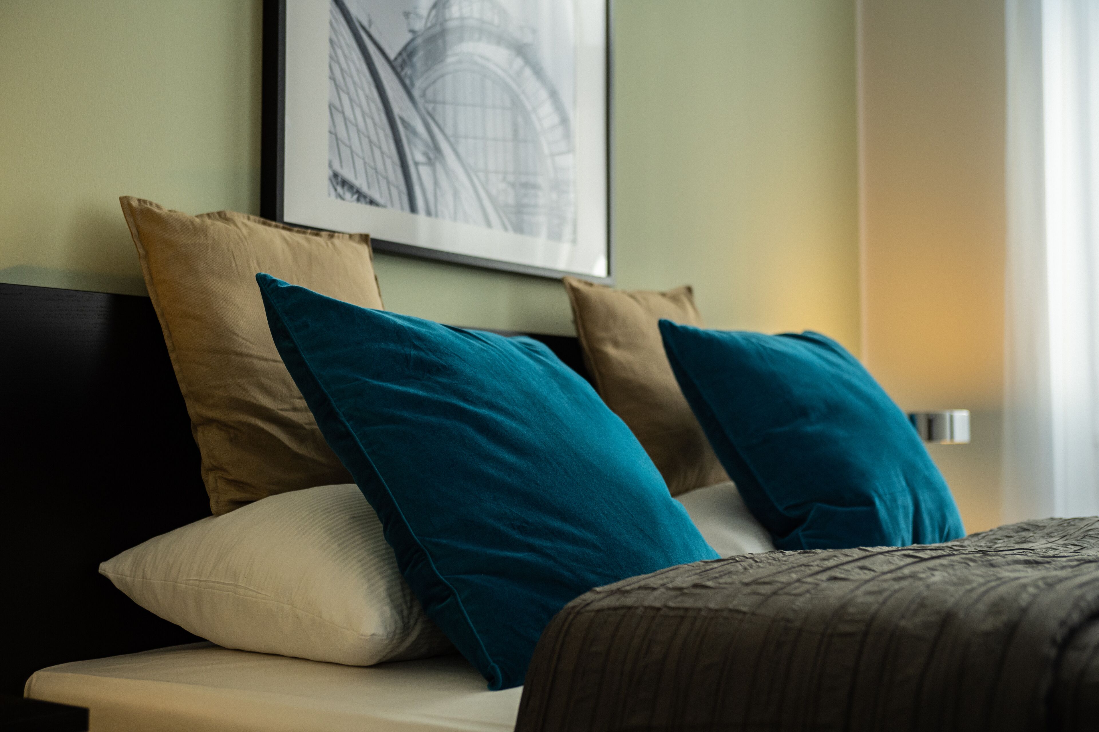 1 dormitorio, caja fuerte, escritorio y tabla de planchar con plancha