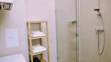 Dusche, Haartrockner, Seife, Shampoo