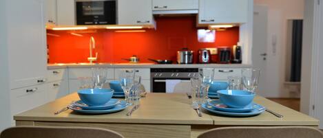 Suite, 1 Schlafzimmer, Balkon | Wohnbereich | 51-Zoll-Fernseher mit Satellitenempfang