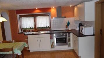 KĂŒhlschrank, Mikrowelle, Ofen, Herdplatte