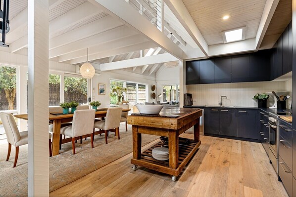 Coffee/tea maker, cookware/dishes/utensils