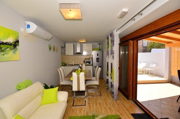 Talo (Three Bedroom Home with Terrace and P) | Olohuone | Televisio