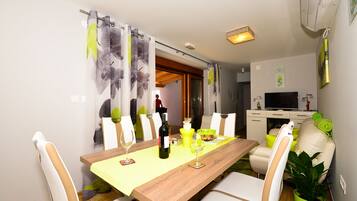 Rumah (Three Bedroom Home with Terrace and P) | Ruang makan