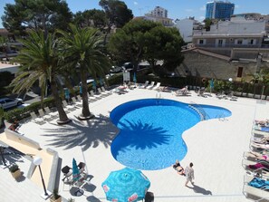 Seasonal outdoor pool, open 9:00 AM to 9:00 PM, pool umbrellas - YourHouse Maracaibo Aparthotel (Santa Margalida)