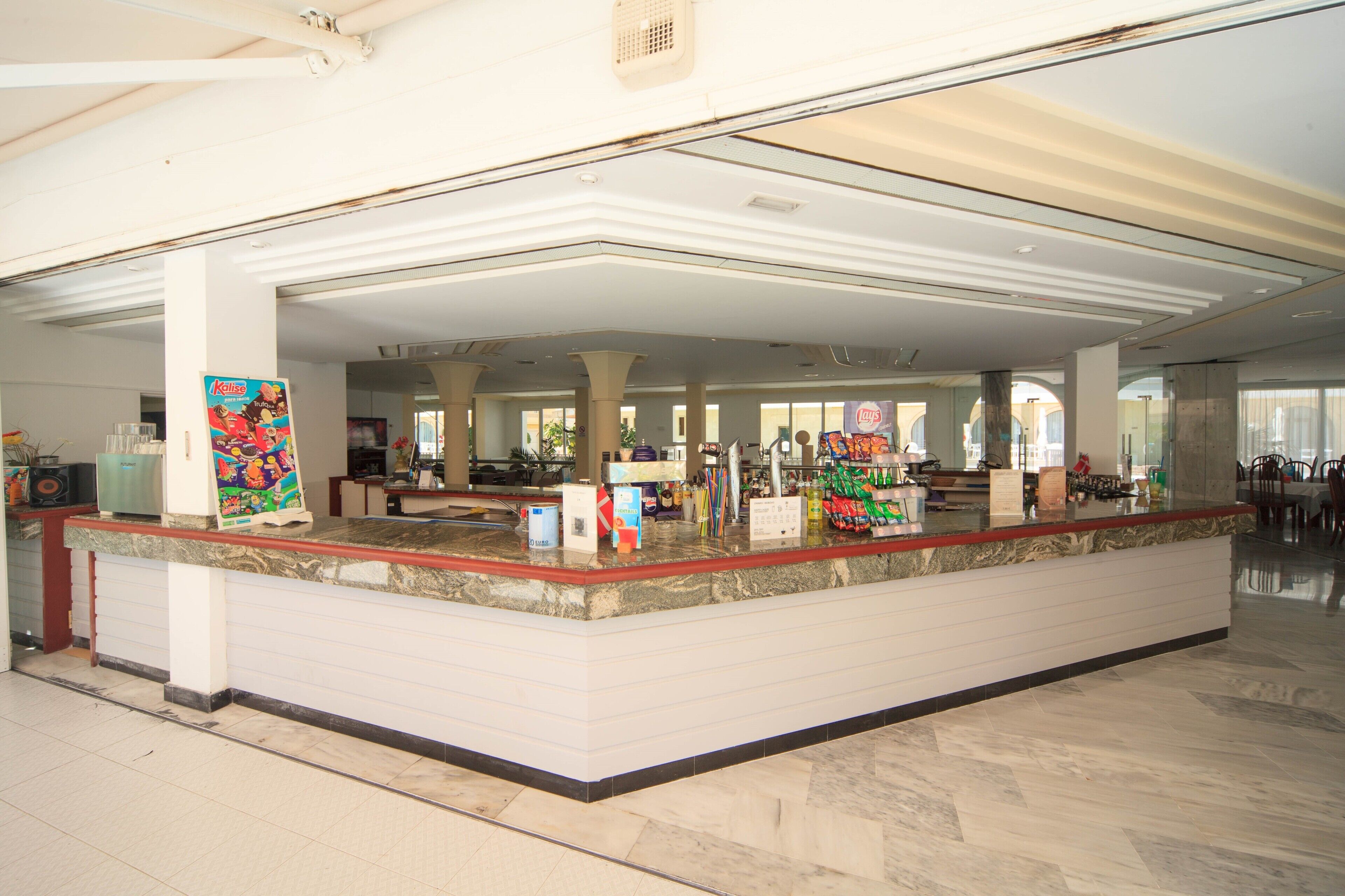 Bar (trong khuôn viên)