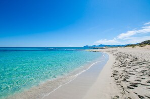 Nära stranden och vit sandstrand