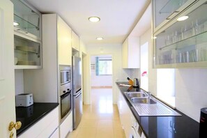 Fridge, oven, stovetop, dishwasher