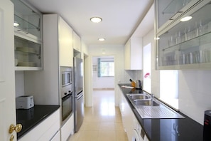 Fridge, oven, stovetop, dishwasher