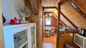 Coffee/tea maker, fridge, electric kettle, toaster
