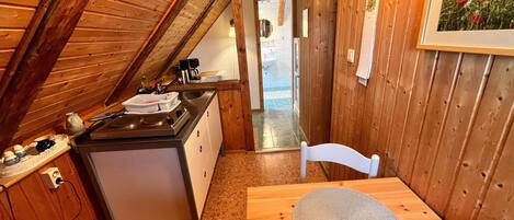 Kylskåp, kaffe- och tebryggare, vattenkokare och brödrost