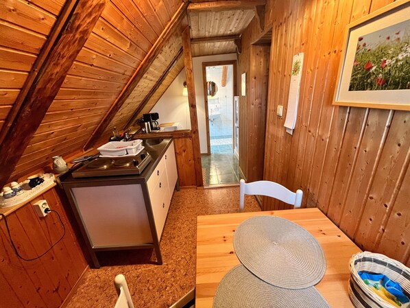 Køleskab, kaffe-/temaskine, elkedel, brødrister