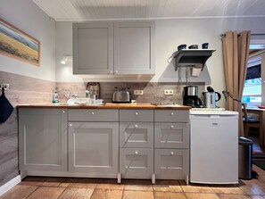 Køleskab, kaffe-/temaskine, elkedel, brødrister