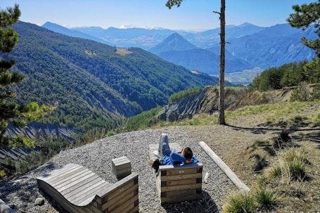 施設の敷地. T2 in the village of Rochebrune 05190 Hautes Alpes. Provence-Alpes-Côte d'Azur